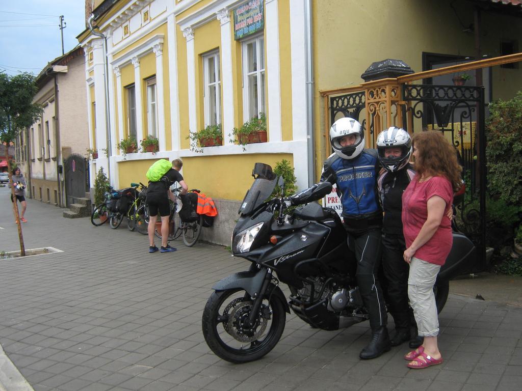 Hotel Base For Adventurers - Urban Guerrilla Negotin Exterior foto
